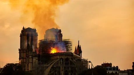Imaginea lui Iisus in flacarile de la Notre-Dame?! Ce sustin oamenii ca au vazut in timpul incendiului