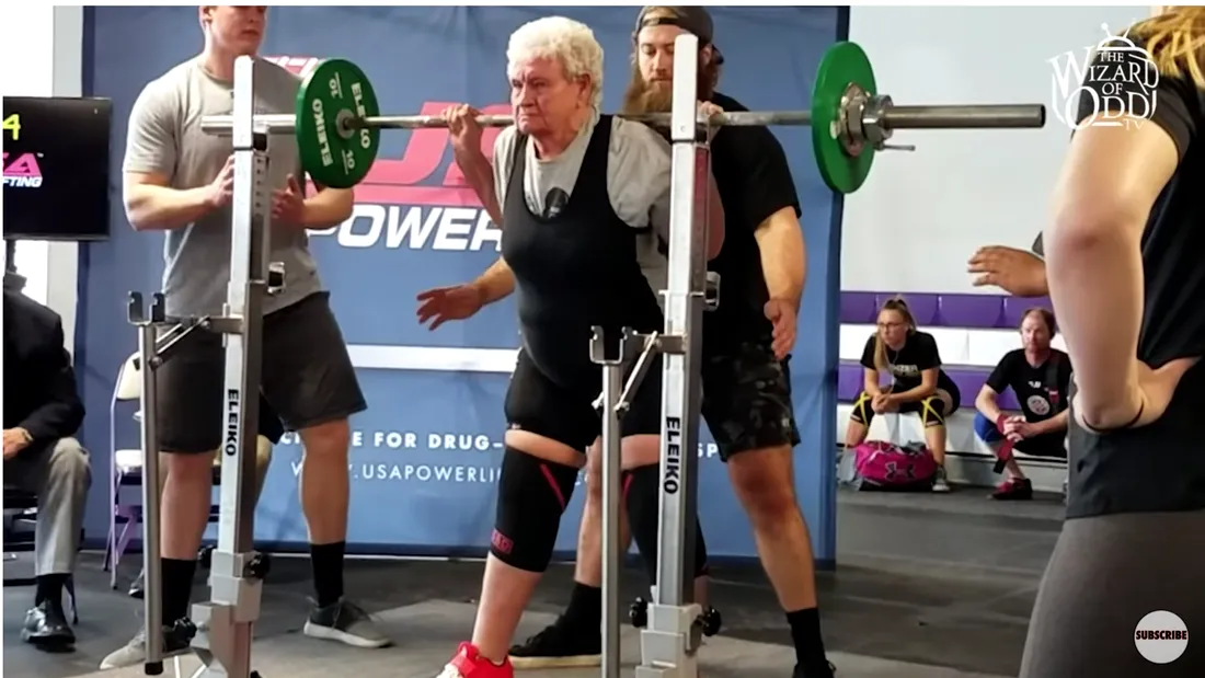 Bunica de 80 de ani care ridica greutati uriase si se antreneaza zilnic in sala. Trebuie sa vezi ce este in stare sa faca! VIDEO
