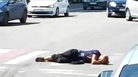 Supertare! Un barbat din Buzau a adormit pe trecerea de pietoni, in mijlocul strazii! Imaginile virale cu el!