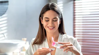 (P) Este apa micelară potrivită și dimineața sau doar seara? Ce spun dermatologii