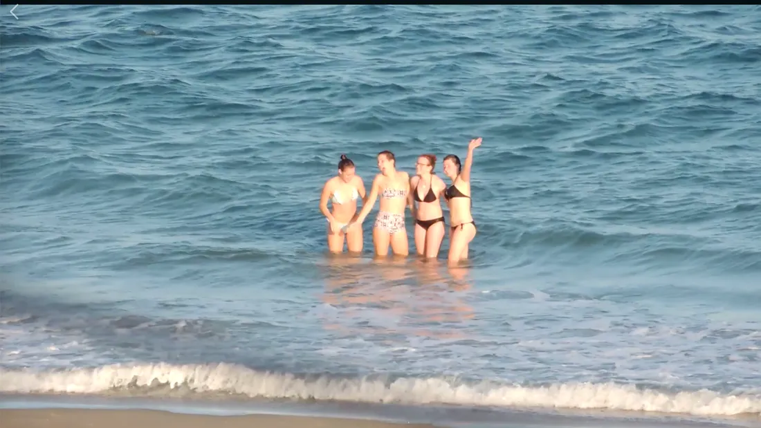 VIDEO! Vremea foarte calda din weekend a adus din nou oamenii la mare! Cateva femei chiar si-au facut de cap in apa marii in prag de Noiembrie!