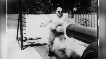 Barbatul cu abdomenul de fier! Si-a tras o ghiulea cu tunul in burta si nu a patit nimic! A fost cel mai puternic om din istorie VIDEO