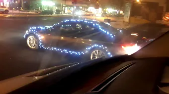 Masina impodobita cu beculete de brad. Cum a circulat un roman pe sosele VIDEO