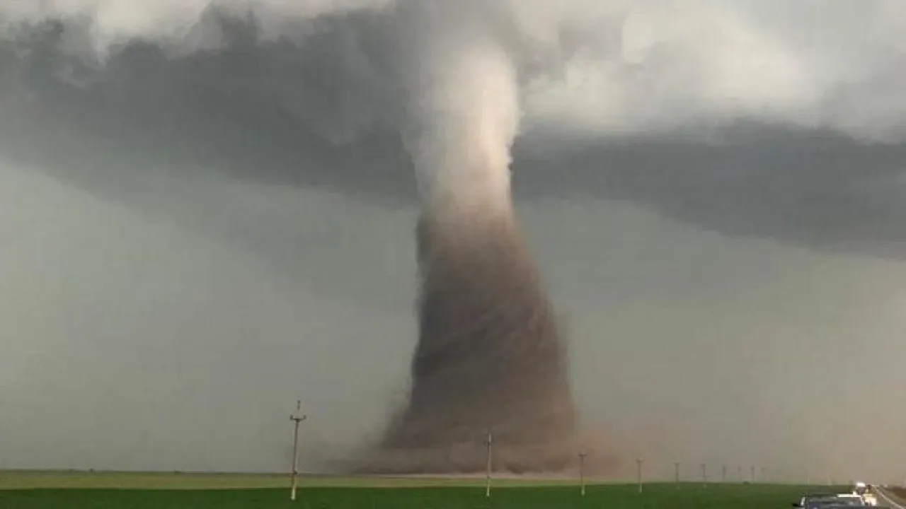 Începe sezonul tornadelor în România! Care sunt zonele de care trebuie să ne ferim 