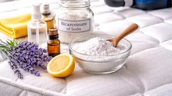 Trucul care te ajută să cureți salteaua patului ușor și natural, fără produse chimice