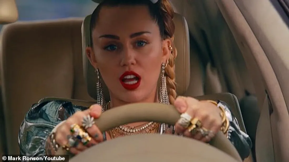 Fundul lui Miley Cyrus, vedeta in noul ei videoclip. Artista sta in pozitii indecente pentru fani VIDEO