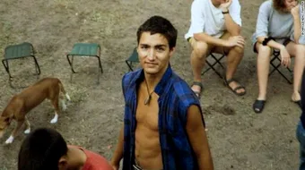 Poza acestui baiat in camasa albastra a devenit virala pe Facebook! Cine este si cat de frumos a devenit ACUM