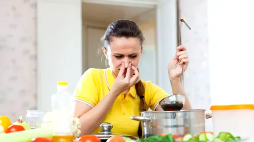 Cum să prăjești peștele fără să faci miros în casă. Trucuri utile care te scapă de această problemă