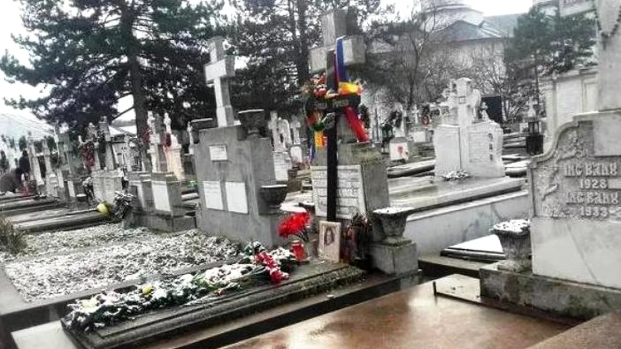 Un an de la moartea Stelei Popescu! Momente emotionante la mormantul regretatei artiste (9) 