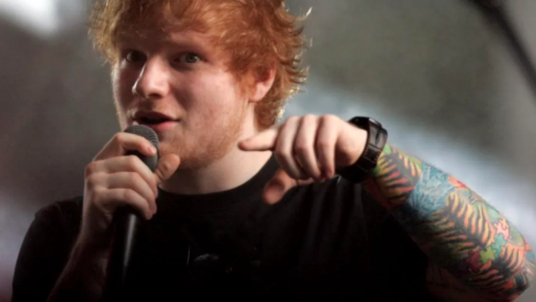 Un artist tatuator si-a batut joc de Ed Sheeran pe viata! Ce i-a desenat pe mana desi nu trebuia!