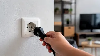 Așa salvezi curent cât ești plecat de acasă. Trucurile simple care îți pot reduce factura la energie