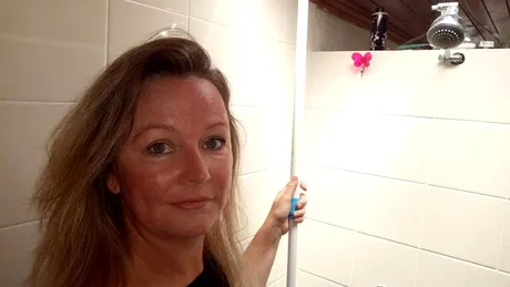 A auzit zgomote in baie si s-a dus sa vada ce se intampla! Doamne, ce a cazut din tavanul acestei femei. Horror!