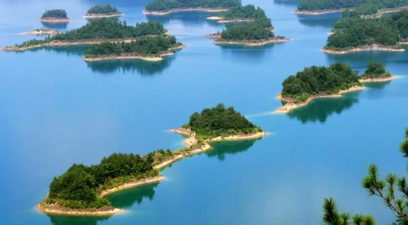 Lacul celor 1000 de insule scufundate! Locul asta din China te va fascina cu frumusetea lui