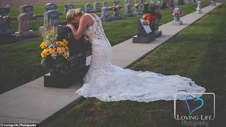 Imaginea cu mireasa asta plangand in cimitir te va umple de lacrimi! Sotul ei a murit chiar inainte de nunta! Povestea incredibil de dureroasa!