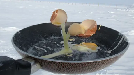 Un cercetator din Antarctica incearca sa gateasca in aer liber iar rezultatele sunt uluitoare! Ce se intampla cu ouale sparte in tigaie la -80 de grade Celsius?!