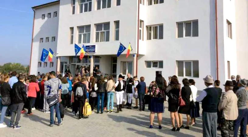 Scene IREALE la serbarea de 8 Martie, la o scoala din Cluj! Un copil a fost batut CRUNT de invatator dintr-un motiv absurd. Micutul a ajuns acasa plin de vanatai