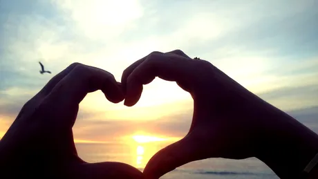 Semne ca te place – 5 gesturi care ii dau de gol intentiile