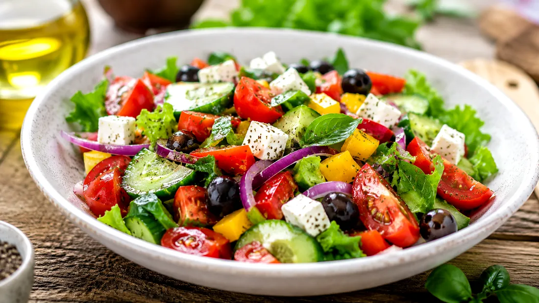 Salată de vară cu ingrediente de sezon. Rețeta proaspătă și sănătoasă pe care o prepari în doar câteva minute