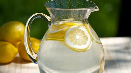 Ce se intampla in organism daca bei apa plata cu lamaie in fiecare dimineata