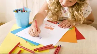 Desenele fiicei lor de 5 ani i-a speriat teribil! Ce au descoperit parintii micutei de li s-a inmuiat picioarele instant. Minora le transmitea indirect ceva oribil