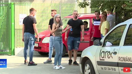 VIDEO! Nu am scris, nu-mi veneau idei in cap! Elevele din Bucuresti dansau pe manele langa liceu dupa BAC-ul din toamna!