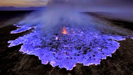 Vulcanul care erupe cu lava albastra! Explicatiile din spatele fenomenului magnific! VIDEO incredibil