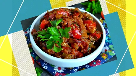 Rețetă delicioasă de salată de vinete cu ardei copți. Descoperă ingredientul secret care îi schimbă complet gustul