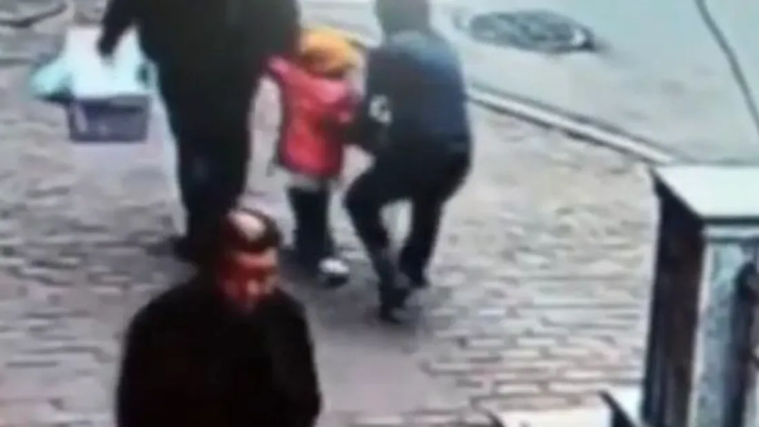 Un barbat din Caracal a incercat sa rapeasca o fetita de 7 ani de pe strada. Ce s-a intamplat dupa este uluitor
