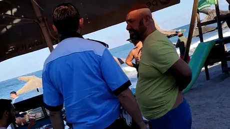 EXCLUSIV| Cătălin Scărlătescu, “interogat” de un polițist în Vama Veche! Cheful era desculț și se scărpina ....