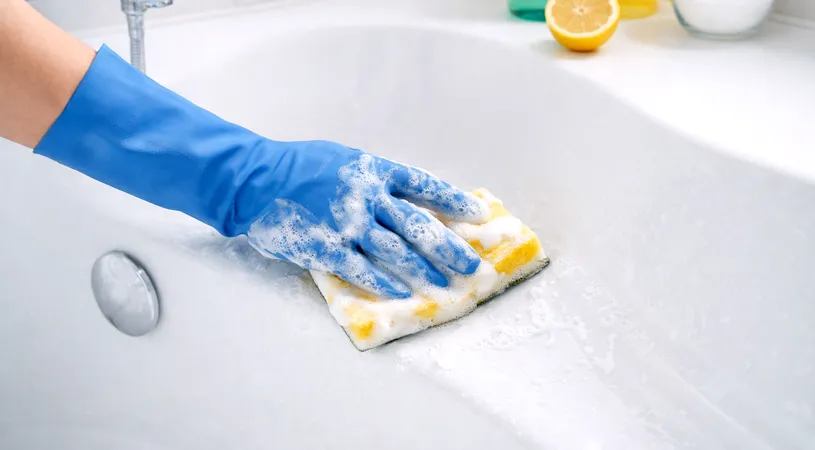 Cum cureți ușor cada din baie – soluții rapide pentru un rezultat impecabil