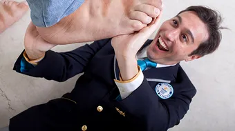 Tipul asta are cele mai mari talpi din lume! Picioarele lui masoara peste 40 de centimetri de la calcai pana in varful degetelor! VIDEO