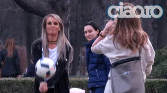 Diana Munteanu bate mingea în parc