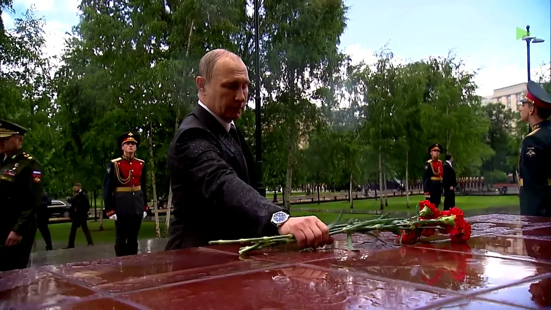 Putin a ignorat ploaia pentru a depune o coroana de Ziua Memoriei si a Durerii VIDEO