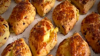 Pogăcele turcești cu ardei, verdeață și brânză