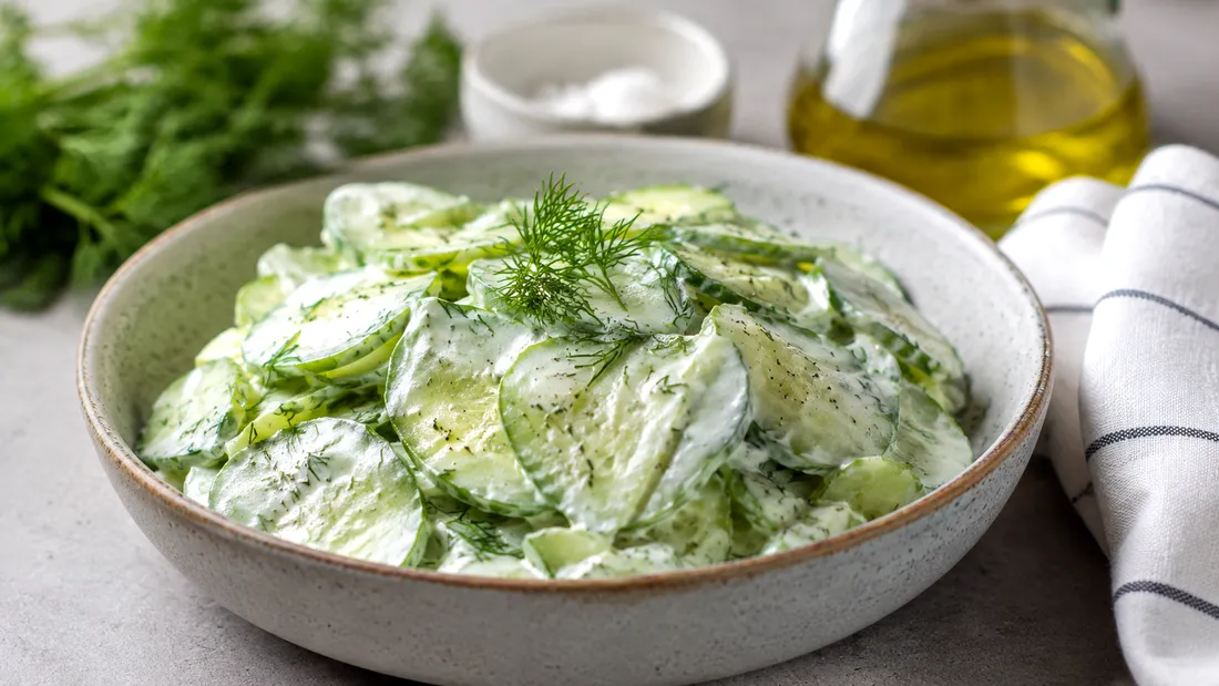 Salată de dovlecei, preparatul simplu care nu trebuie să lipsească din meniul verii. Gata în 10 minute