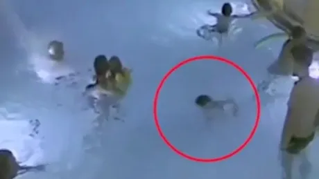 Clipe de groaza la piscina! Ce a patit un copil lasat nesupravegheat de mama lui. Nimeni nu a sarit in ajutorul micutului