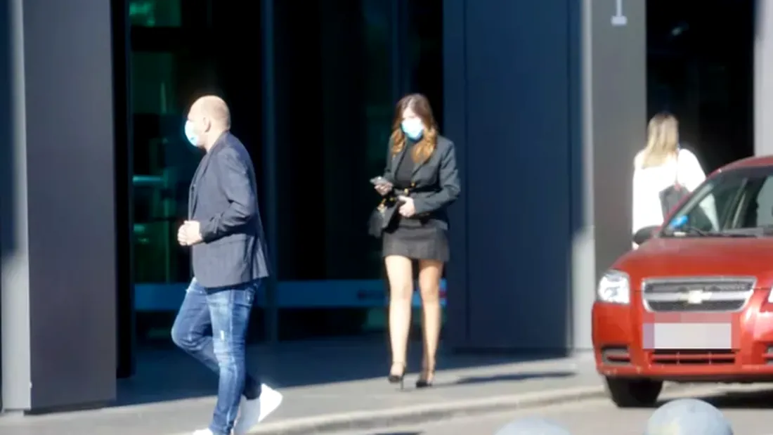 Soția unui multimilionar român și-a etalat picioarele lungi și sexy la un prânz de afaceri