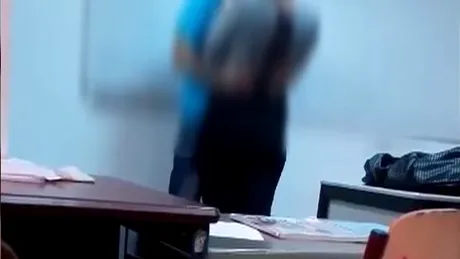 Cum se apara profesorul care a sarutat si pipait o eleva de 15 ani in fata clasei! Ce se intampla intre el si adolescenta VIDEO