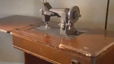 A cumparat o masina veche de cusut, dar cand a deschis sertarul de jos a ramas inmarmurita. Ce era ascuns de mai bine de 50 ani