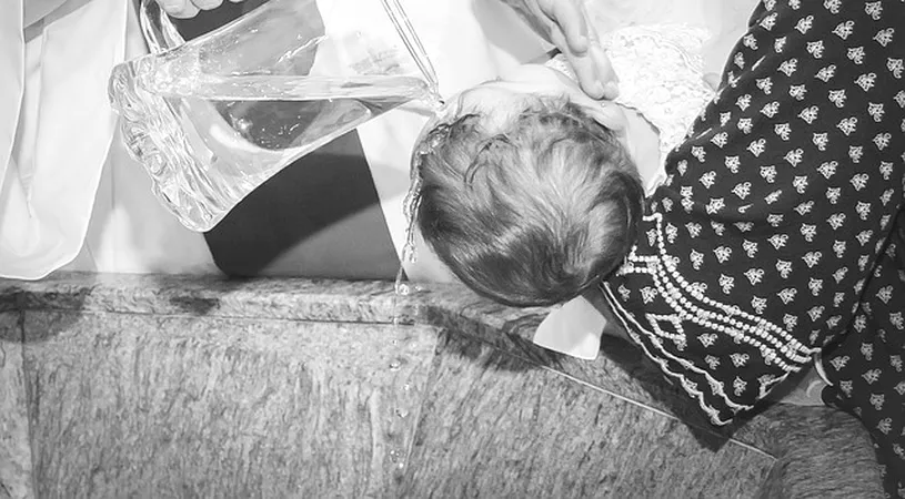 Șocant! Un bebeluș din Suceava a murit la spital, după ce a fost scufundat în cristelniță la botez
