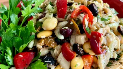 Salată italiană cu pește, o minune în Postul Crăciunului. Rețeta se prepară rapid