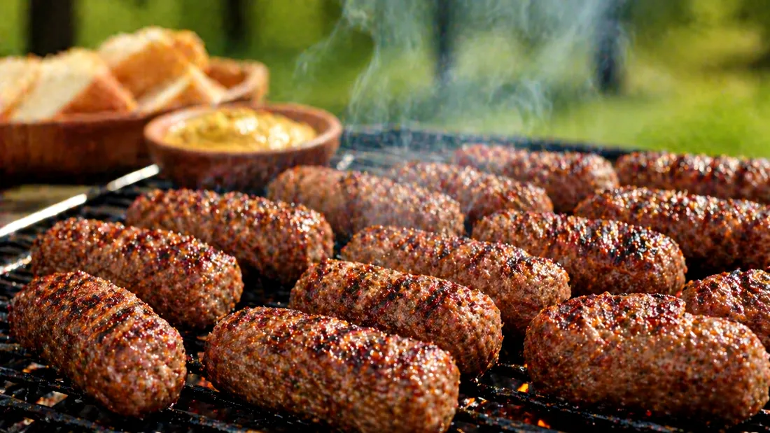 Rețetă de mici gustoși și pufoși pentru 1 Mai: secretul celor mai buni mititei de casă