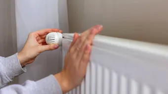 Economii la facturi cu un gest simplu: folia de aluminiu plasată în spatele caloriferului