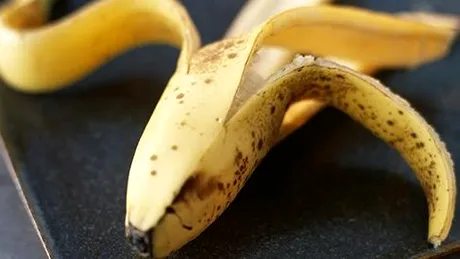 I-a dat fiicei sa manance o banana, dar a vazut ceva ciudat in interiorul fructului! Cand l-a rupt pe jumatate, a incremenit. Ce inghitise copila ei
