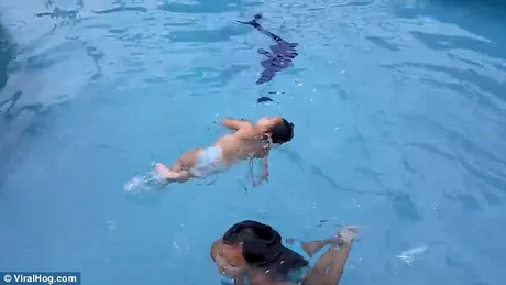 Toata lumea de pe net a crezut ca se ineaca, dar fetita asta de doar 1 an inota perfect in piscina! Imaginile sunt superbe VIDEO