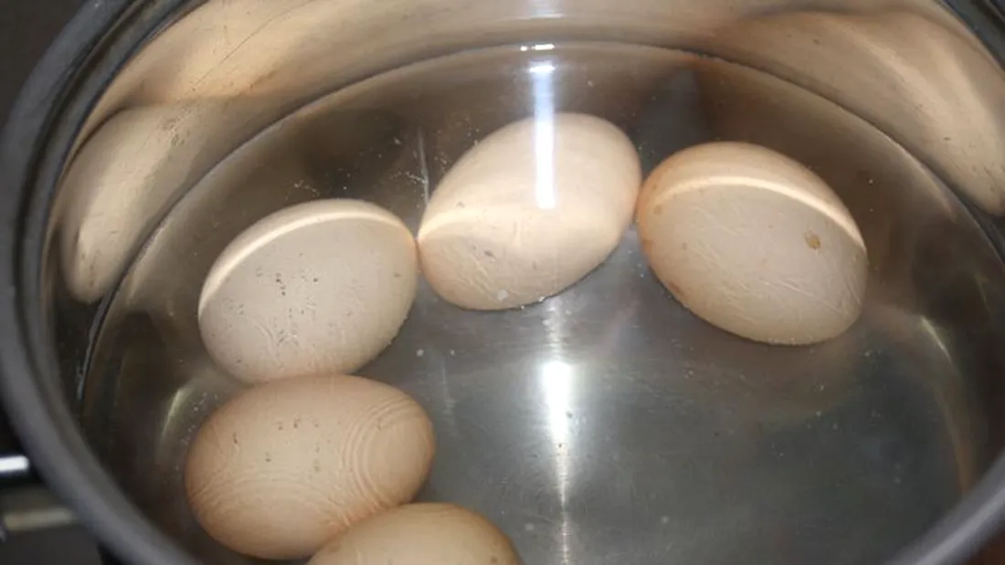 Ce să pui în apa în care fierbi ouăle de Paște, ca să se curețe foarte repede și frumos