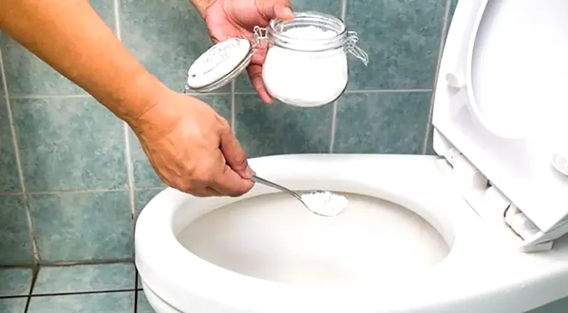 Cum scapi ușor și natural de calcarul depus in vasul de WC. 6 trucuri utile