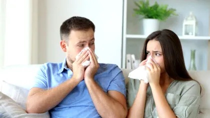 O BOALĂ extrem de rară îi face pe toți ceilalți oameni ALERGICI LA TINE