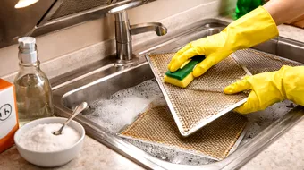 Trucul simplu care curăță hota din bucătărie în câteva minute. Metoda rapidă care îndepărtează grăsimea