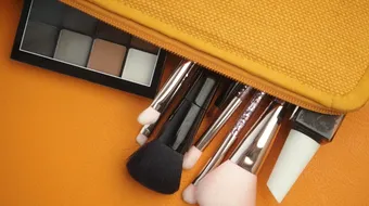 (P) Produse de machiaj must-have: ce trebuie să ai mereu la tine în geantă